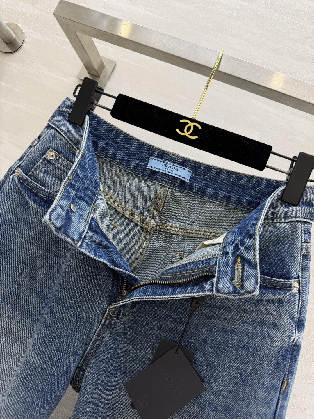 #Prad♡²⁶新款 水洗牛仔裤 采用赤耳丹宁面料 低饱和雾霾蓝调 复古做旧+磨白工艺 细节满分 高腰直