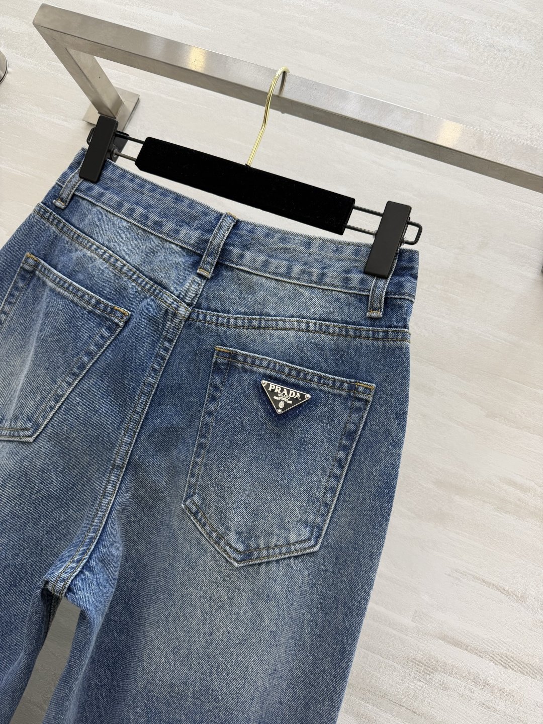 #Prad♡²⁶新款 水洗牛仔裤 采用赤耳丹宁面料 低饱和雾霾蓝调 复古做旧+磨白工艺 细节满分 高腰直