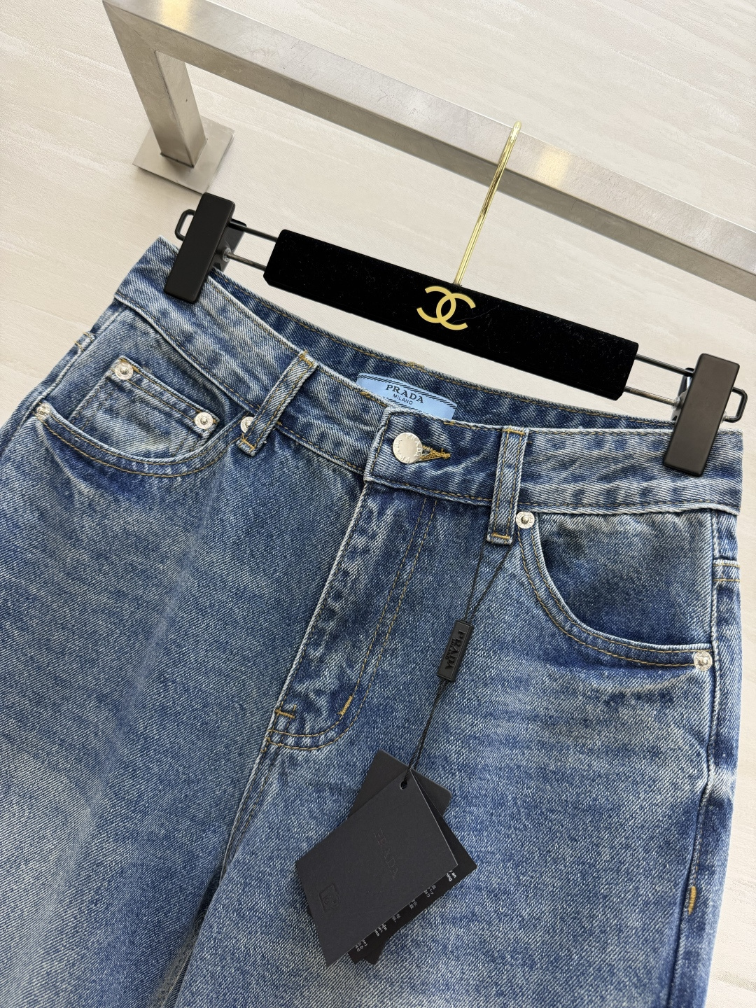 #Prad♡²⁶新款 水洗牛仔裤 采用赤耳丹宁面料 低饱和雾霾蓝调 复古做旧+磨白工艺 细节满分 高腰直