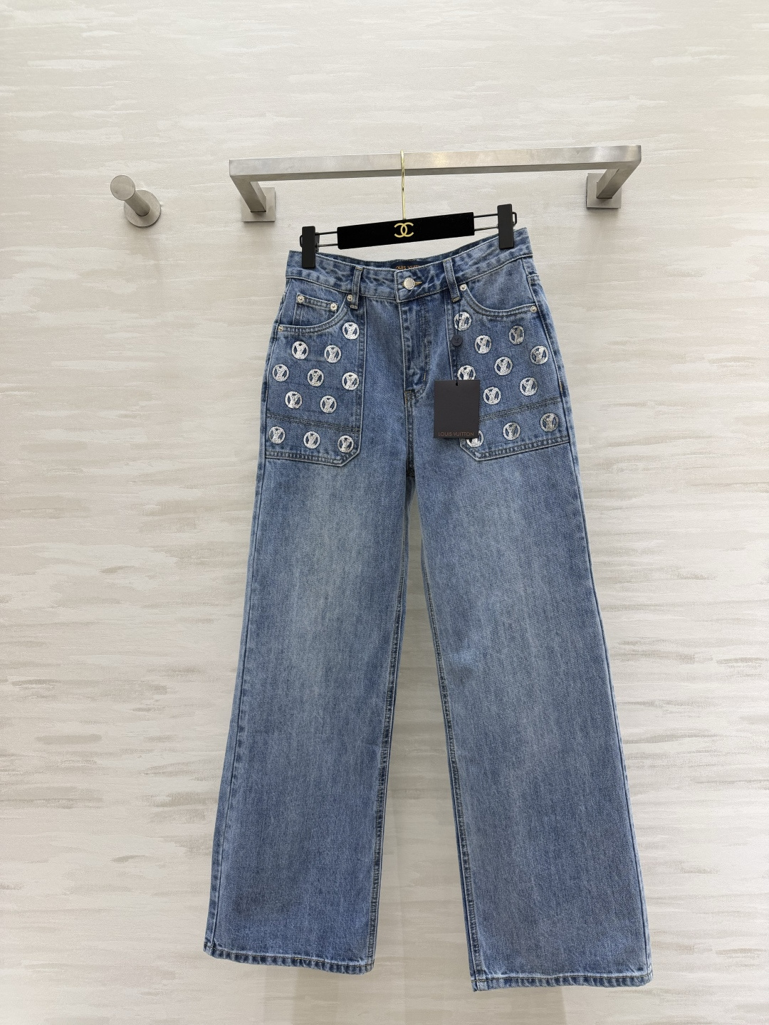 #Louis Vuitto♡²⁶ 满印LVvv圆标阔腿牛仔裤 奢牌老花 复古时髦感 标志性圆标满印设计辨