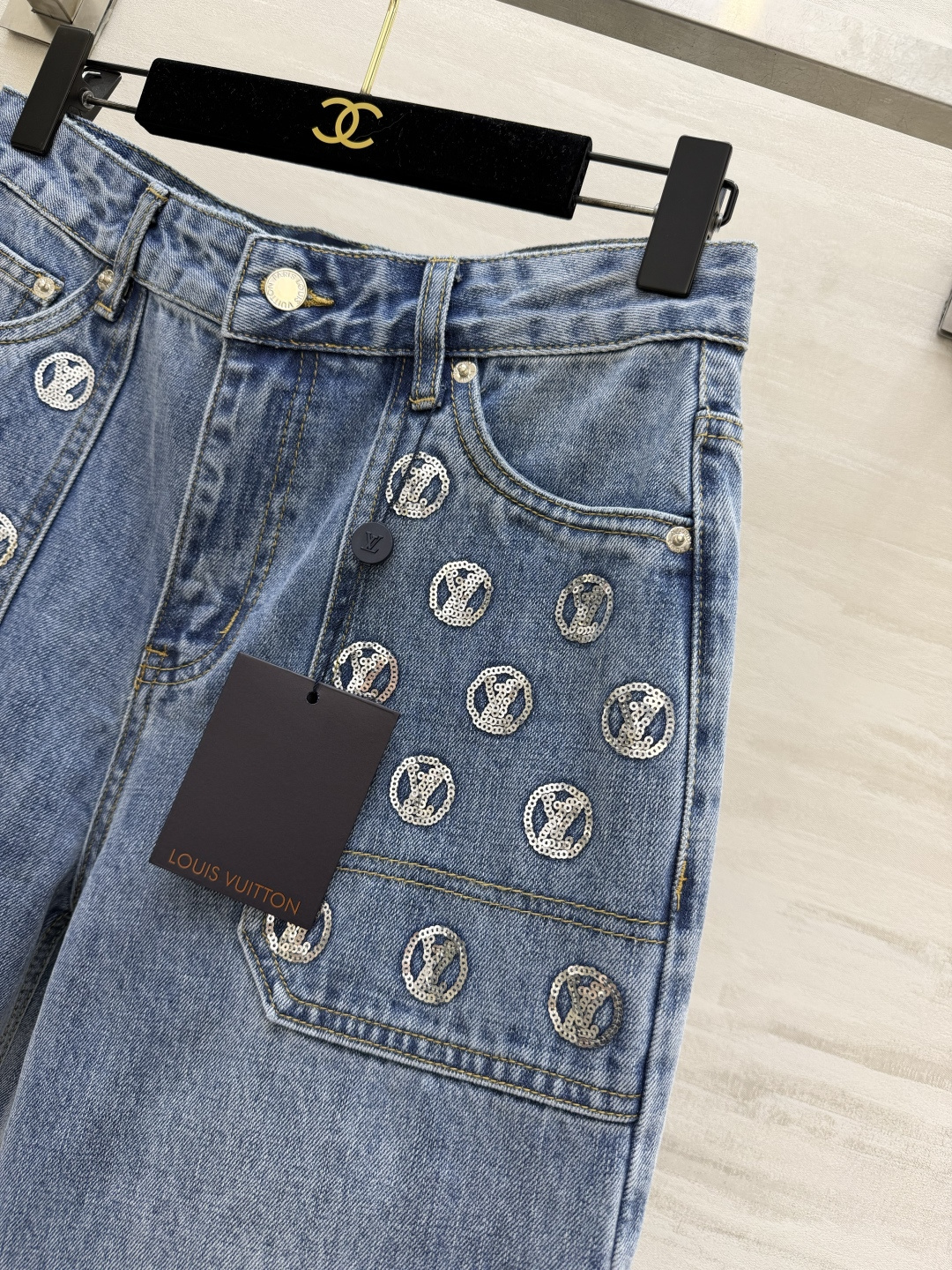 #Louis Vuitto♡²⁶ 满印LVvv圆标阔腿牛仔裤 奢牌老花 复古时髦感 标志性圆标满印设计辨