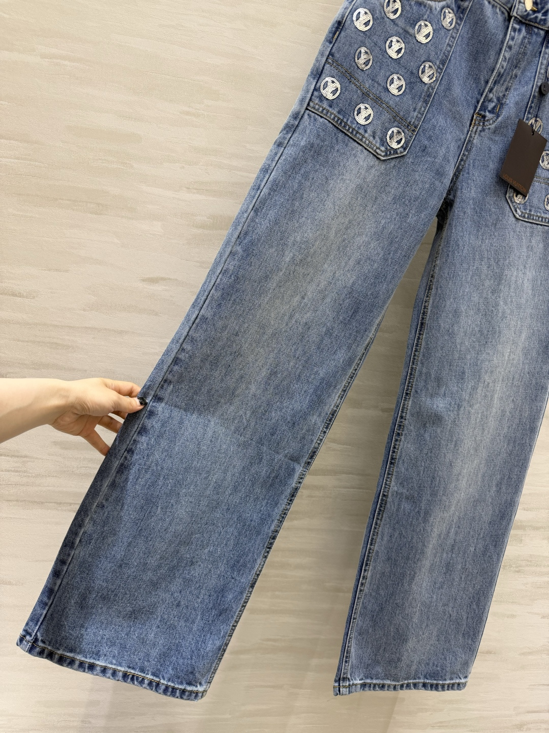 #Louis Vuitto♡²⁶ 满印LVvv圆标阔腿牛仔裤 奢牌老花 复古时髦感 标志性圆标满印设计辨