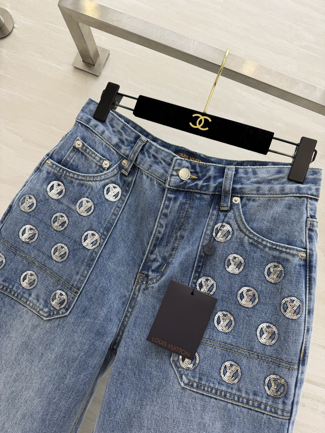 #Louis Vuitto♡²⁶ 满印LVvv圆标阔腿牛仔裤 奢牌老花 复古时髦感 标志性圆标满印设计辨