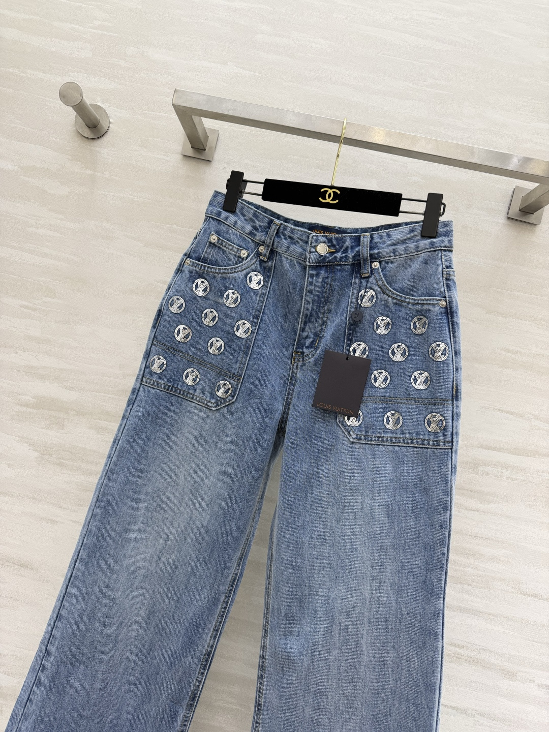 #Louis Vuitto♡²⁶ 满印LVvv圆标阔腿牛仔裤 奢牌老花 复古时髦感 标志性圆标满印设计辨