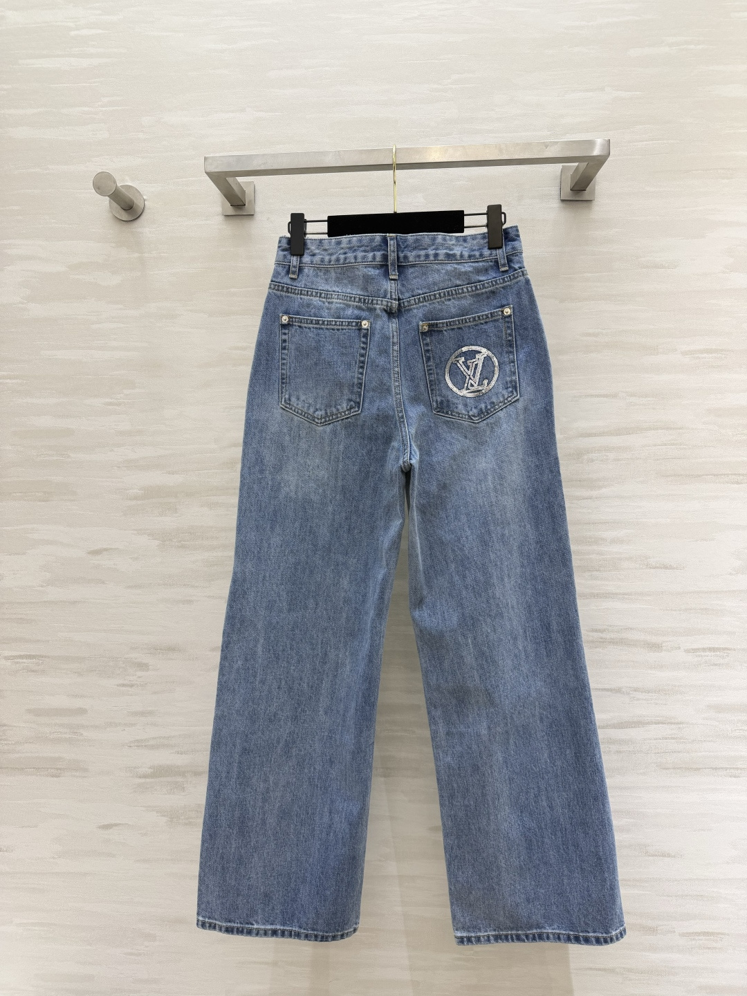 #Louis Vuitto♡²⁶ 满印LVvv圆标阔腿牛仔裤 奢牌老花 复古时髦感 标志性圆标满印设计辨