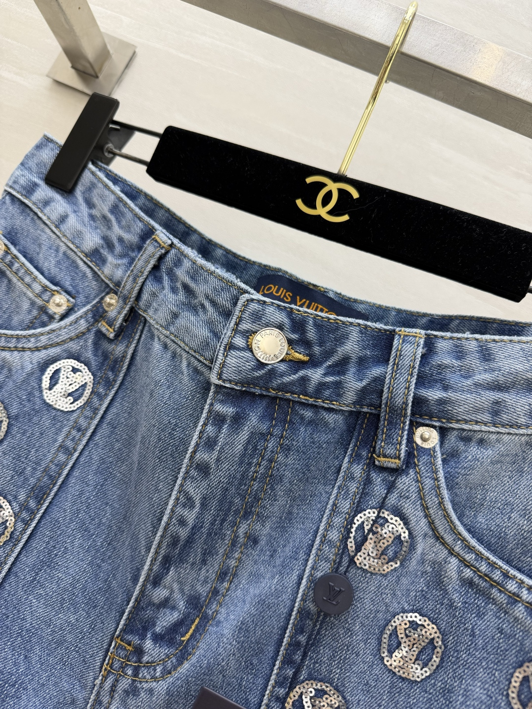 #Louis Vuitto♡²⁶ 满印LVvv圆标阔腿牛仔裤 奢牌老花 复古时髦感 标志性圆标满印设计辨
