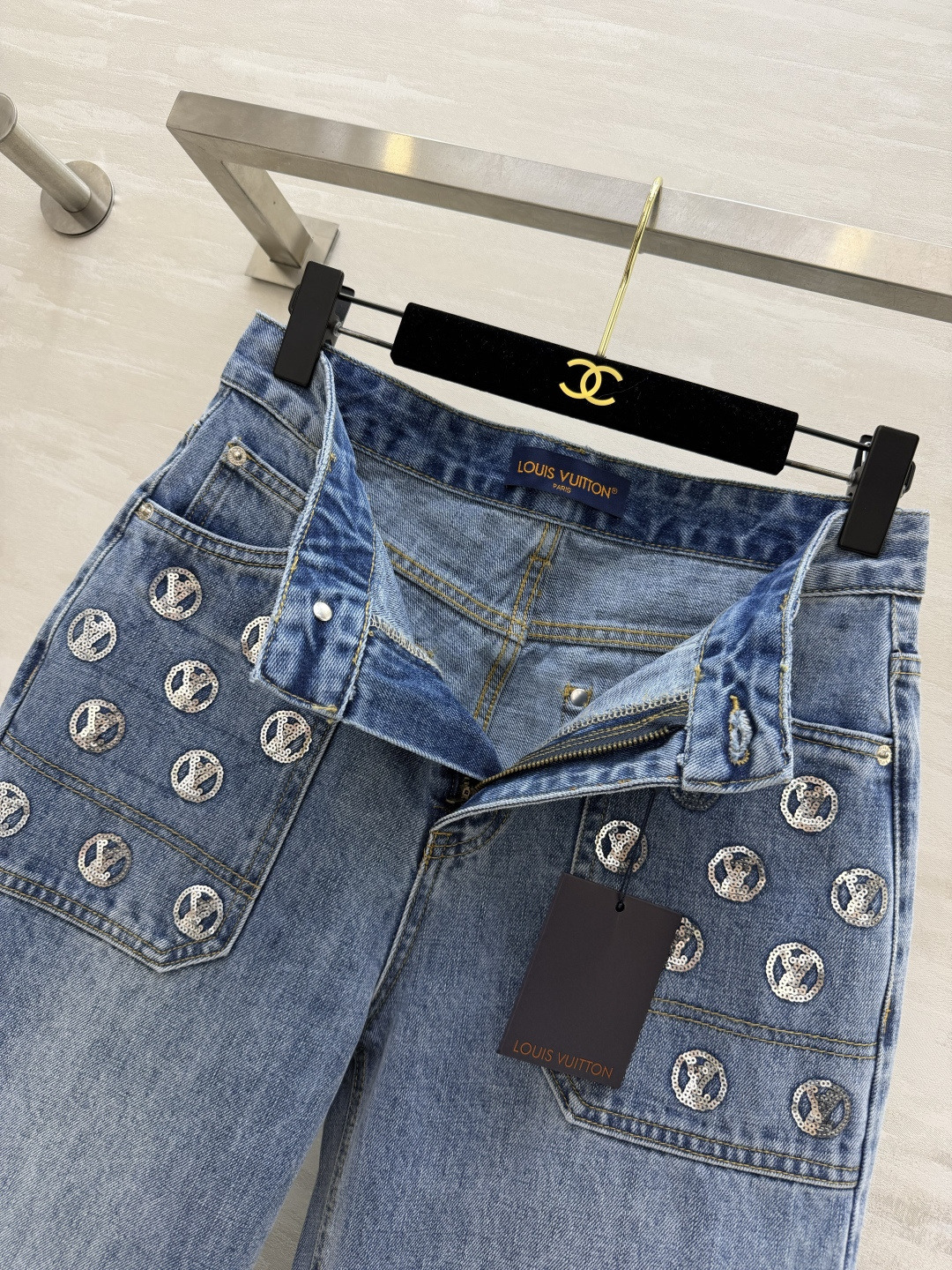 #Louis Vuitto♡²⁶ 满印LVvv圆标阔腿牛仔裤 奢牌老花 复古时髦感 标志性圆标满印设计辨