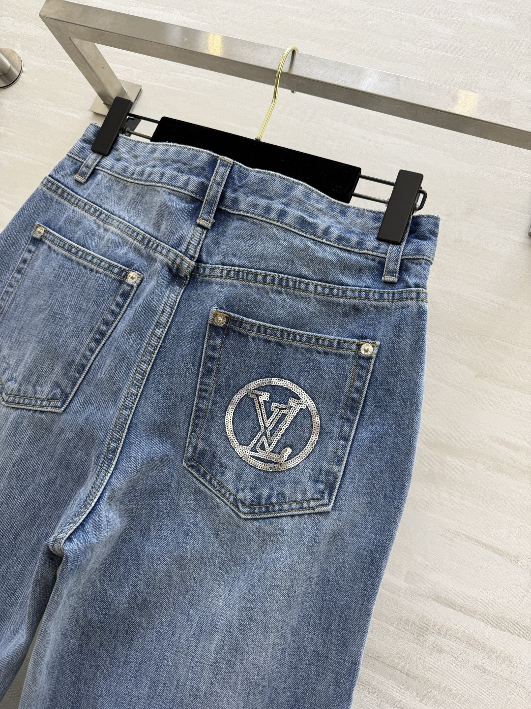 #Louis Vuitto♡²⁶ 满印LVvv圆标阔腿牛仔裤 奢牌老花 复古时髦感 标志性圆标满印设计辨
