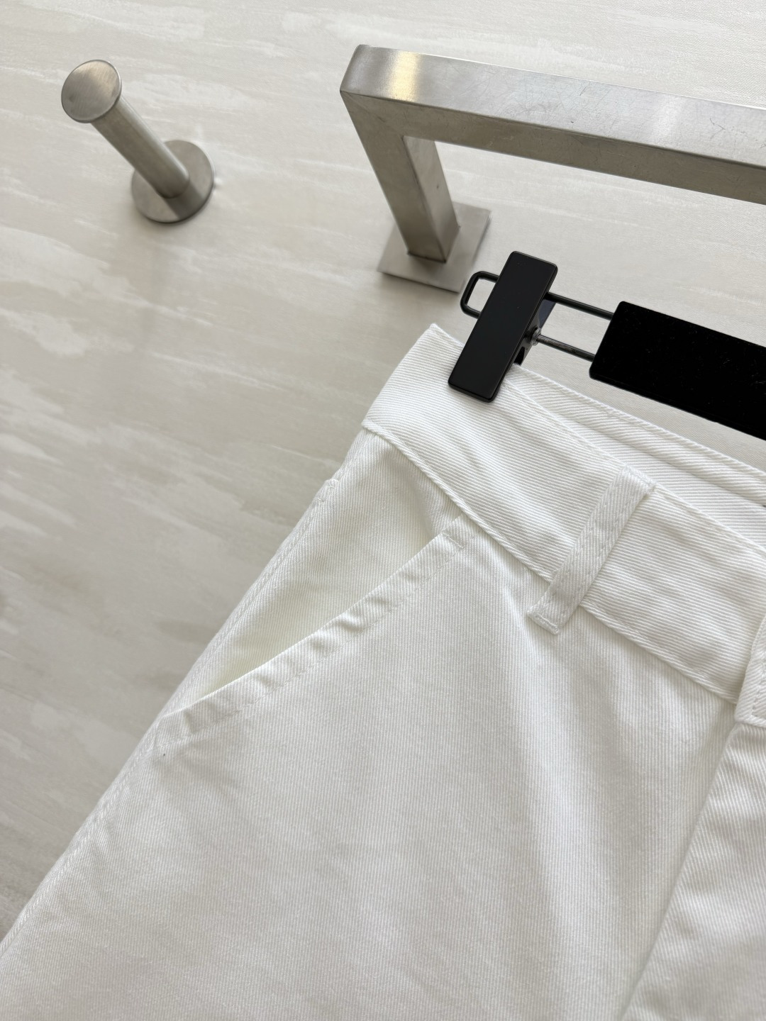 #LOEW♡²⁶白色Anagram刺绣直筒牛仔裤 西班牙奢牌极简美学 标志性Anagram立体刺绣 辨识