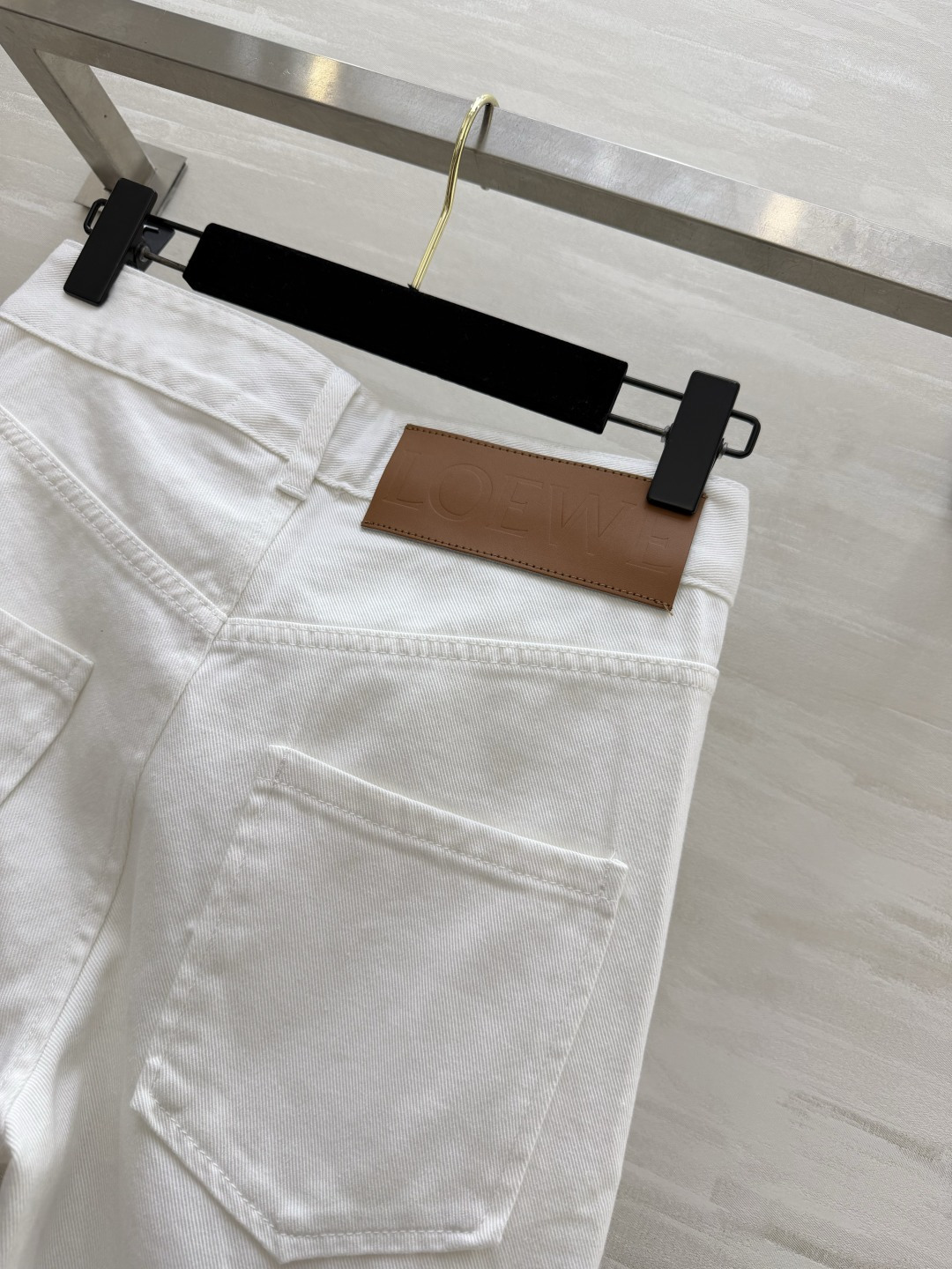 #LOEW♡²⁶白色Anagram刺绣直筒牛仔裤 西班牙奢牌极简美学 标志性Anagram立体刺绣 辨识