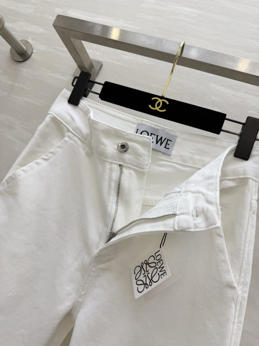 #LOEW♡²⁶白色Anagram刺绣直筒牛仔裤 西班牙奢牌极简美学 标志性Anagram立体刺绣 辨识