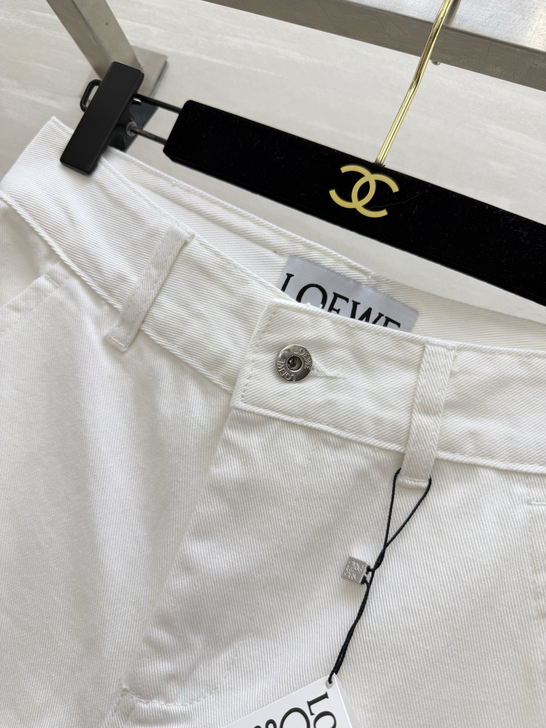 #LOEW♡²⁶白色Anagram刺绣直筒牛仔裤 西班牙奢牌极简美学 标志性Anagram立体刺绣 辨识