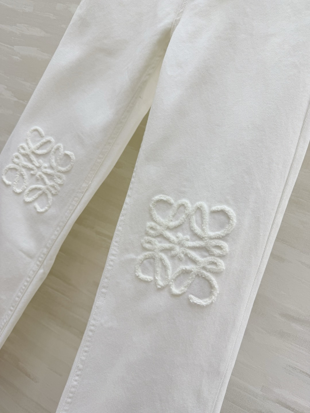 #LOEW♡²⁶白色Anagram刺绣直筒牛仔裤 西班牙奢牌极简美学 标志性Anagram立体刺绣 辨识