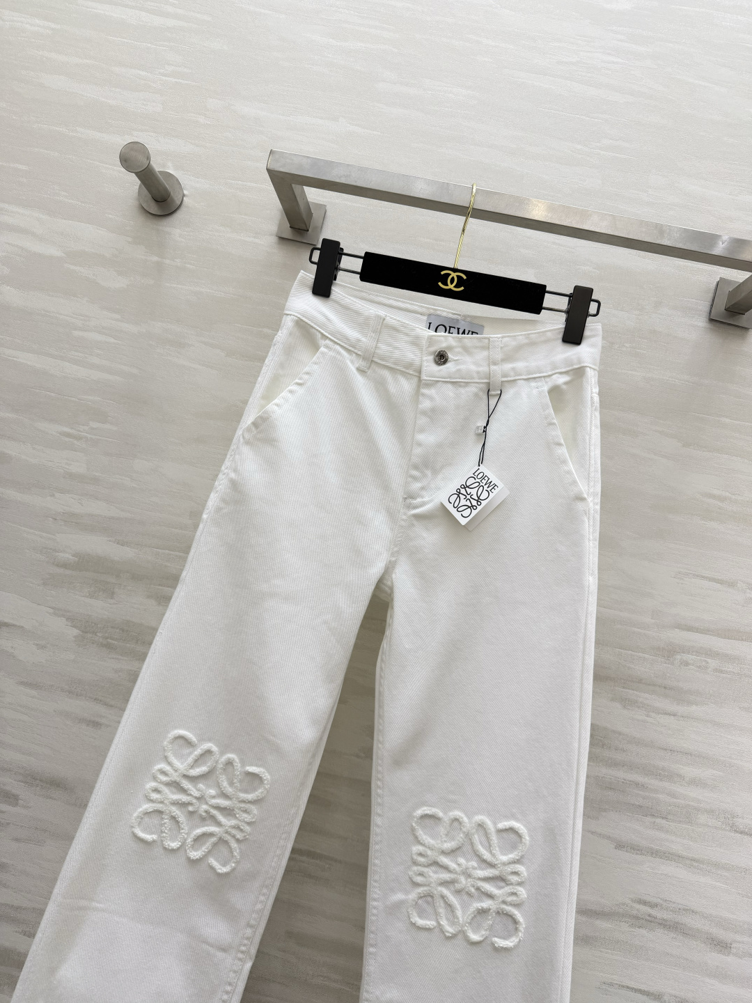 #LOEW♡²⁶白色Anagram刺绣直筒牛仔裤 西班牙奢牌极简美学 标志性Anagram立体刺绣 辨识