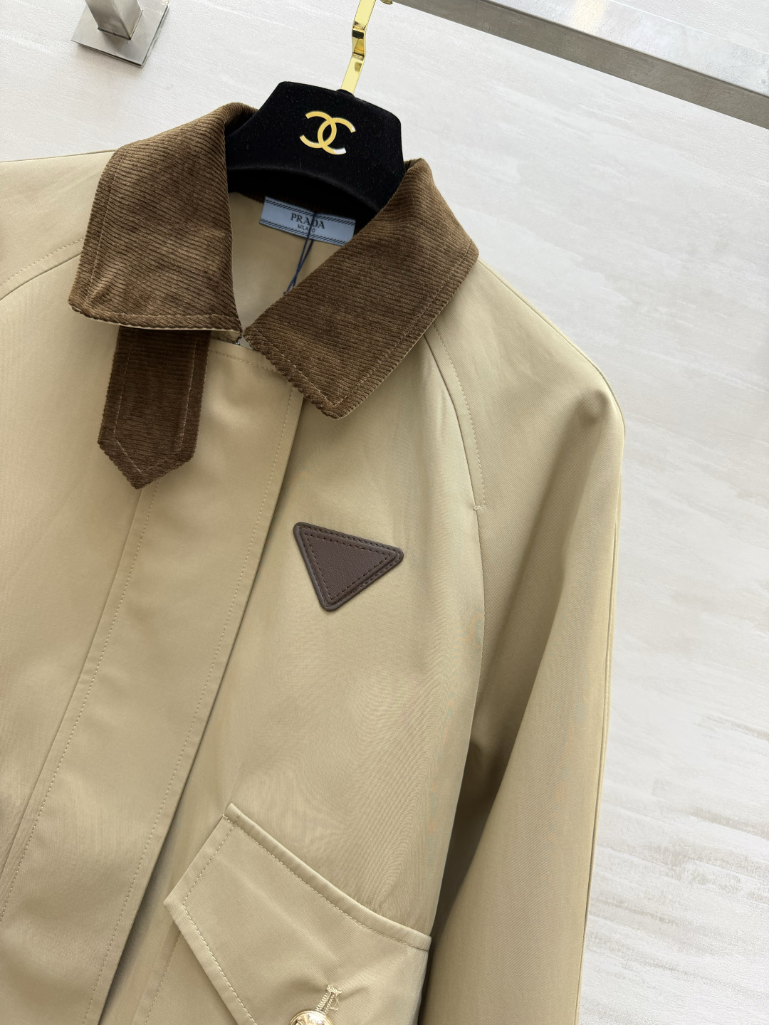 #Prad♡²⁶灯芯绒撞色夹克外套 复古与摩登的完美碰撞 奶白/卡其两色齐发！把老钱风焊在身上！灯芯绒翻
