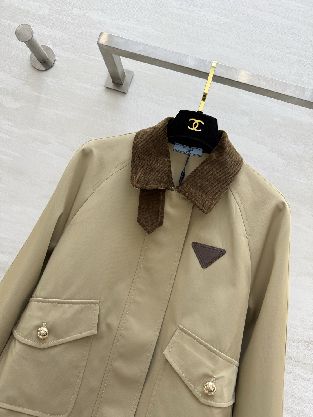 #Prad♡²⁶灯芯绒撞色夹克外套 复古与摩登的完美碰撞 奶白/卡其两色齐发！把老钱风焊在身上！灯芯绒翻