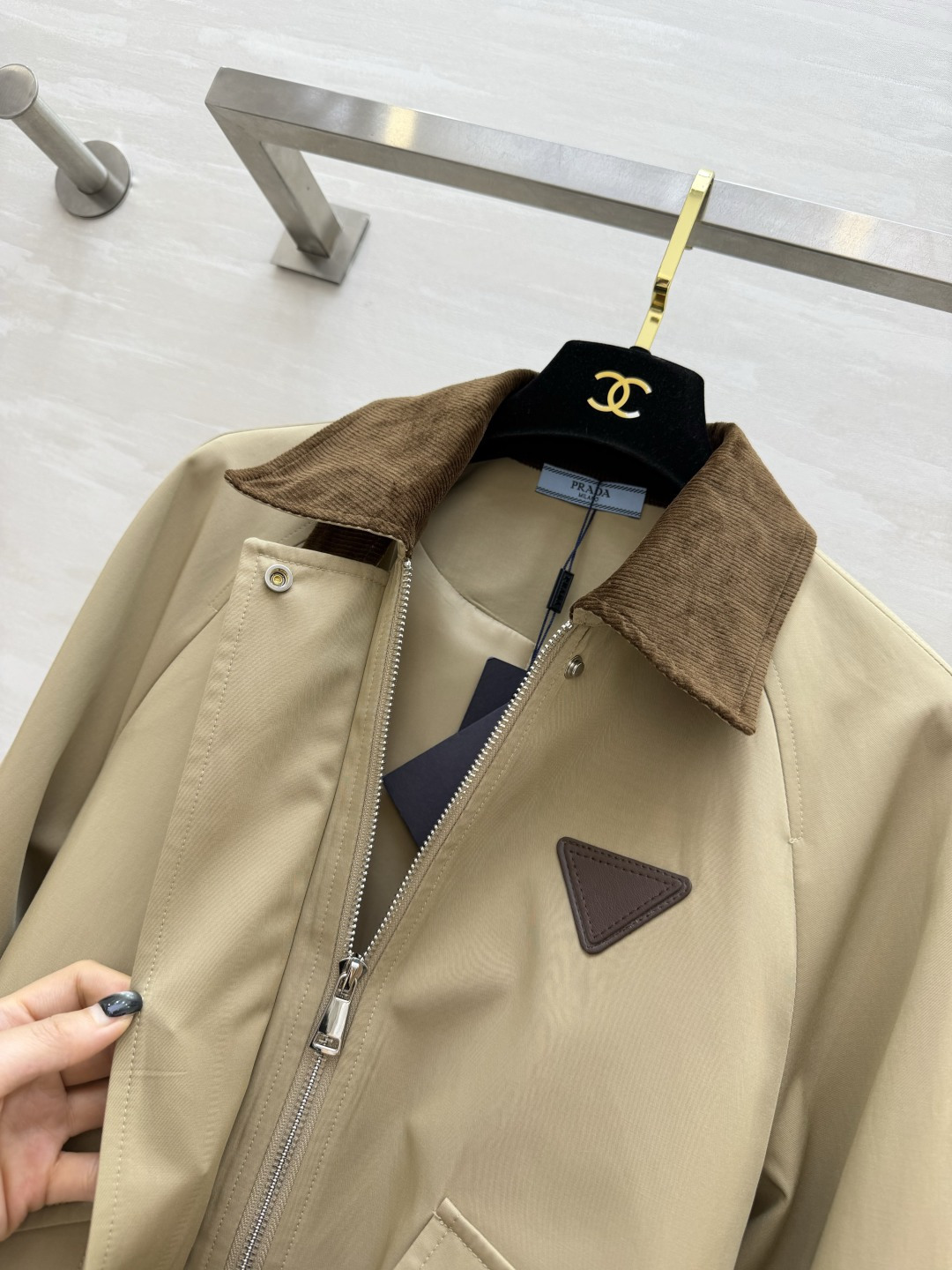 #Prad♡²⁶灯芯绒撞色夹克外套 复古与摩登的完美碰撞 奶白/卡其两色齐发！把老钱风焊在身上！灯芯绒翻