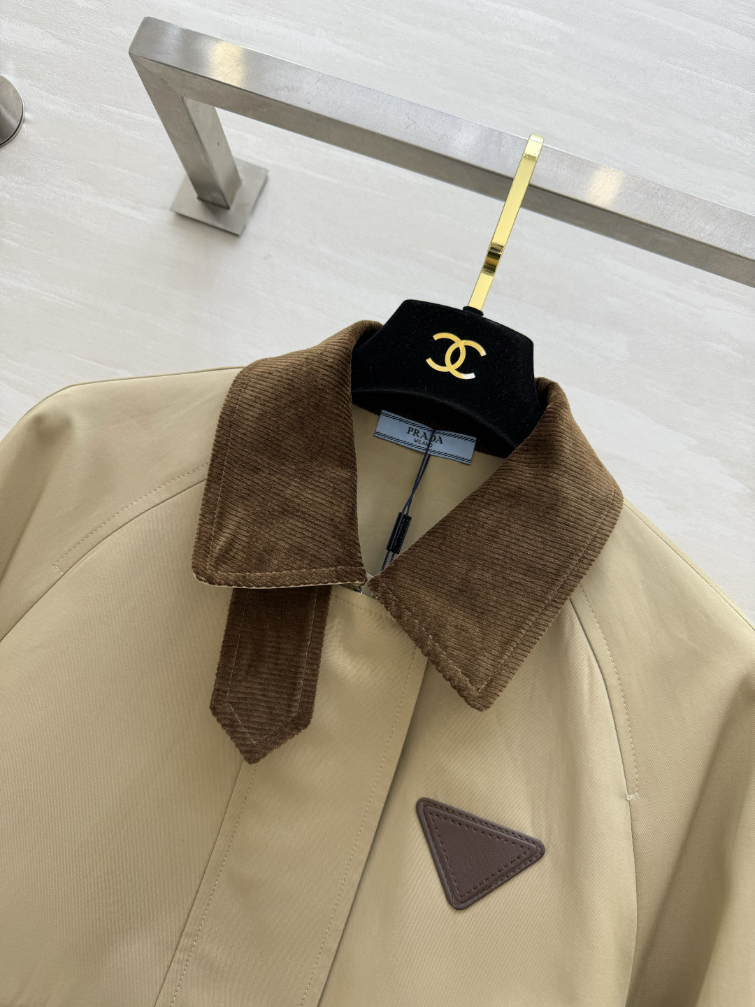 #Prad♡²⁶灯芯绒撞色夹克外套 复古与摩登的完美碰撞 奶白/卡其两色齐发！把老钱风焊在身上！灯芯绒翻