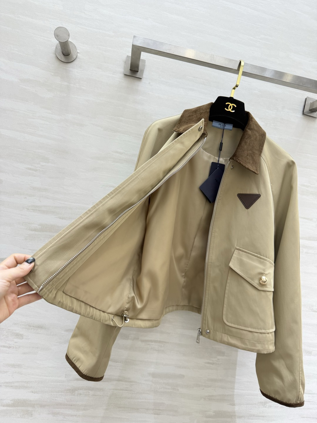 #Prad♡²⁶灯芯绒撞色夹克外套 复古与摩登的完美碰撞 奶白/卡其两色齐发！把老钱风焊在身上！灯芯绒翻