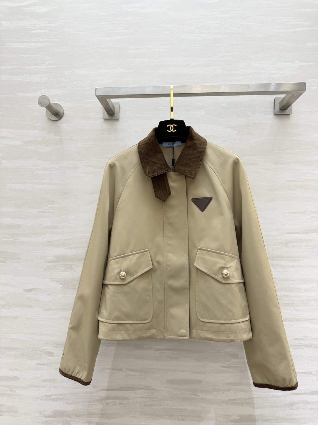 #Prad♡²⁶灯芯绒撞色夹克外套 复古与摩登的完美碰撞 奶白/卡其两色齐发！把老钱风焊在身上！灯芯绒翻