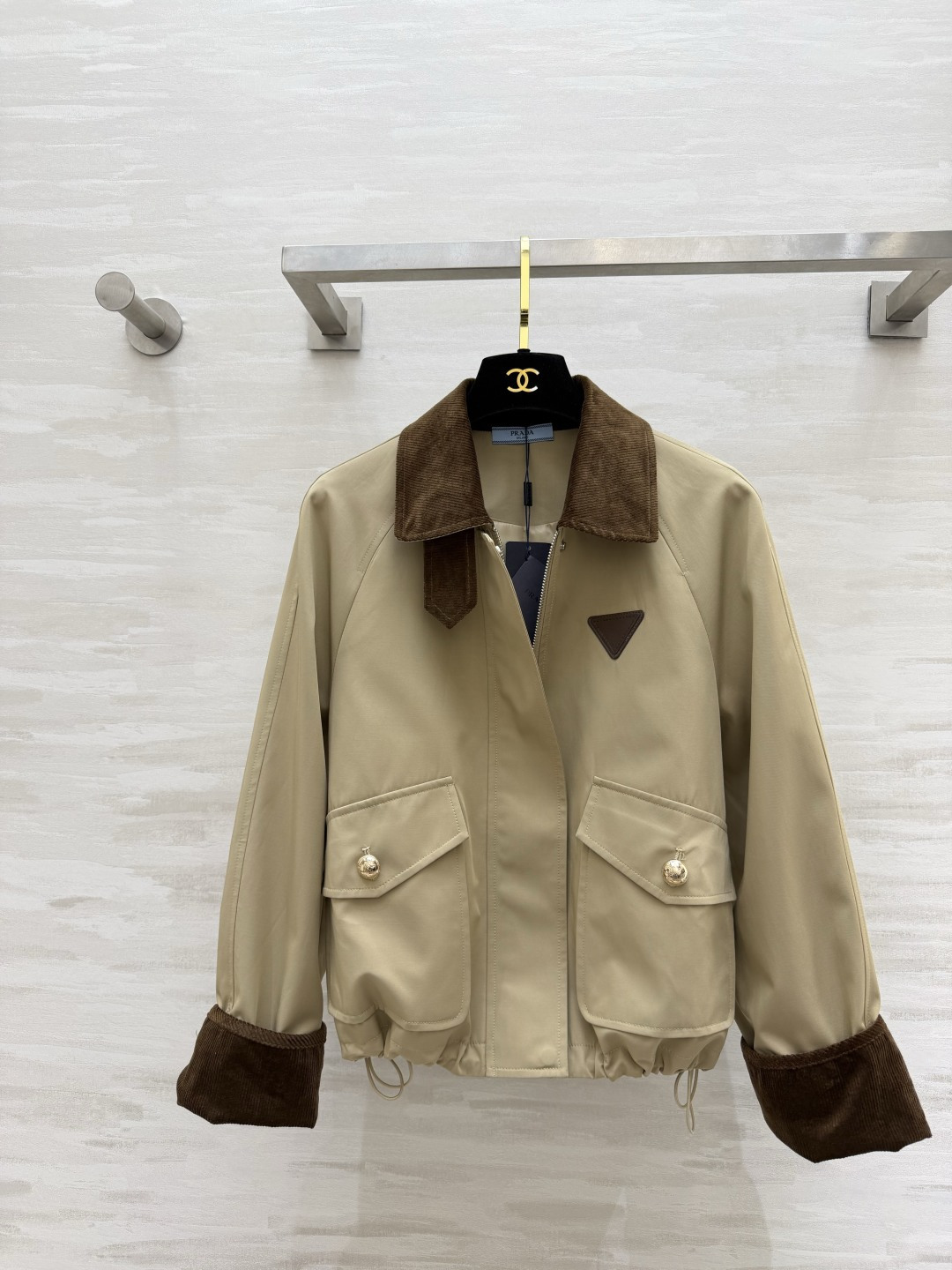 #Prad♡²⁶灯芯绒撞色夹克外套 复古与摩登的完美碰撞 奶白/卡其两色齐发！把老钱风焊在身上！灯芯绒翻