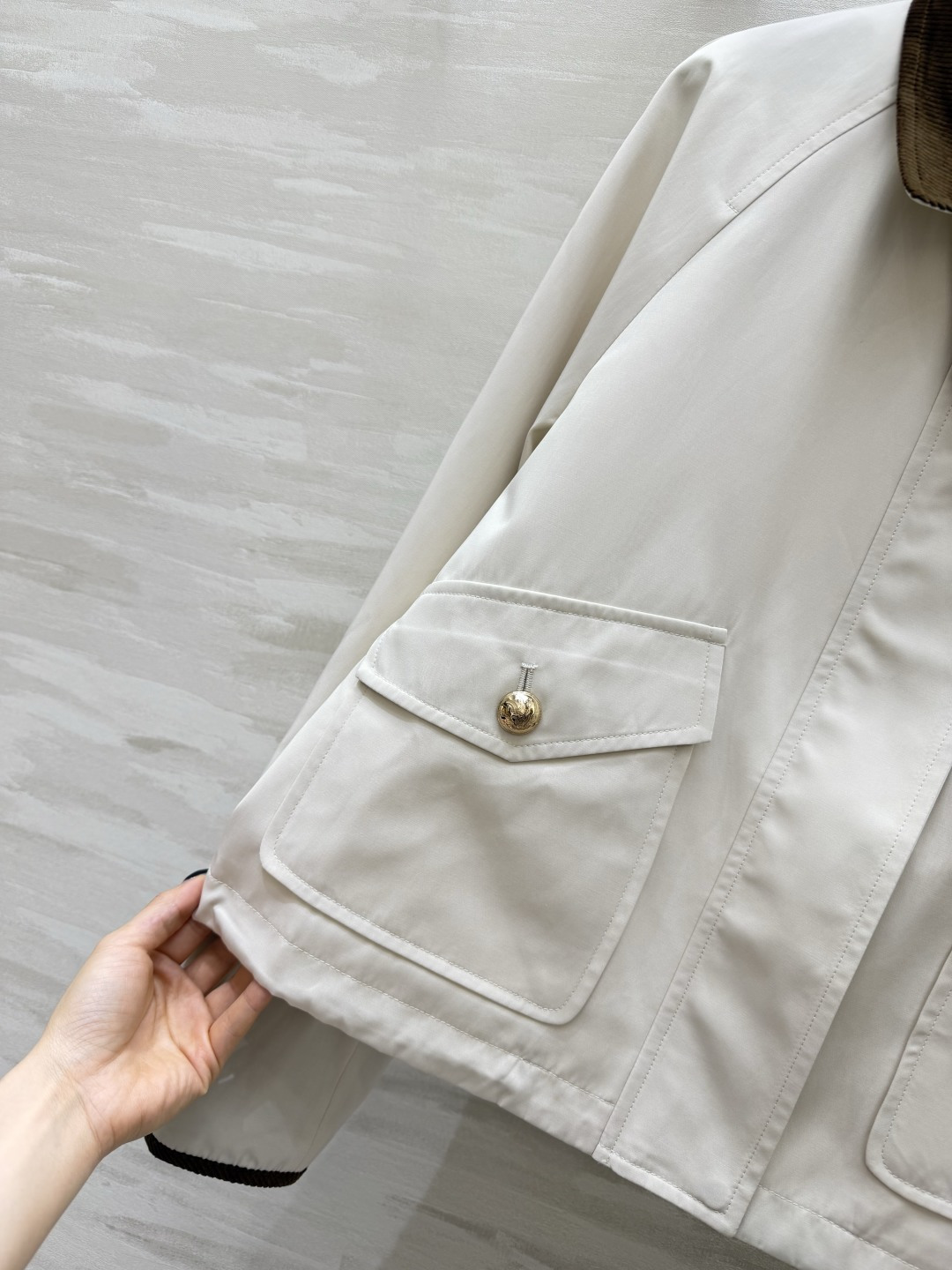 #Prad♡²⁶灯芯绒撞色夹克外套 复古与摩登的完美碰撞 奶白/卡其两色齐发！把老钱风焊在身上！灯芯绒翻