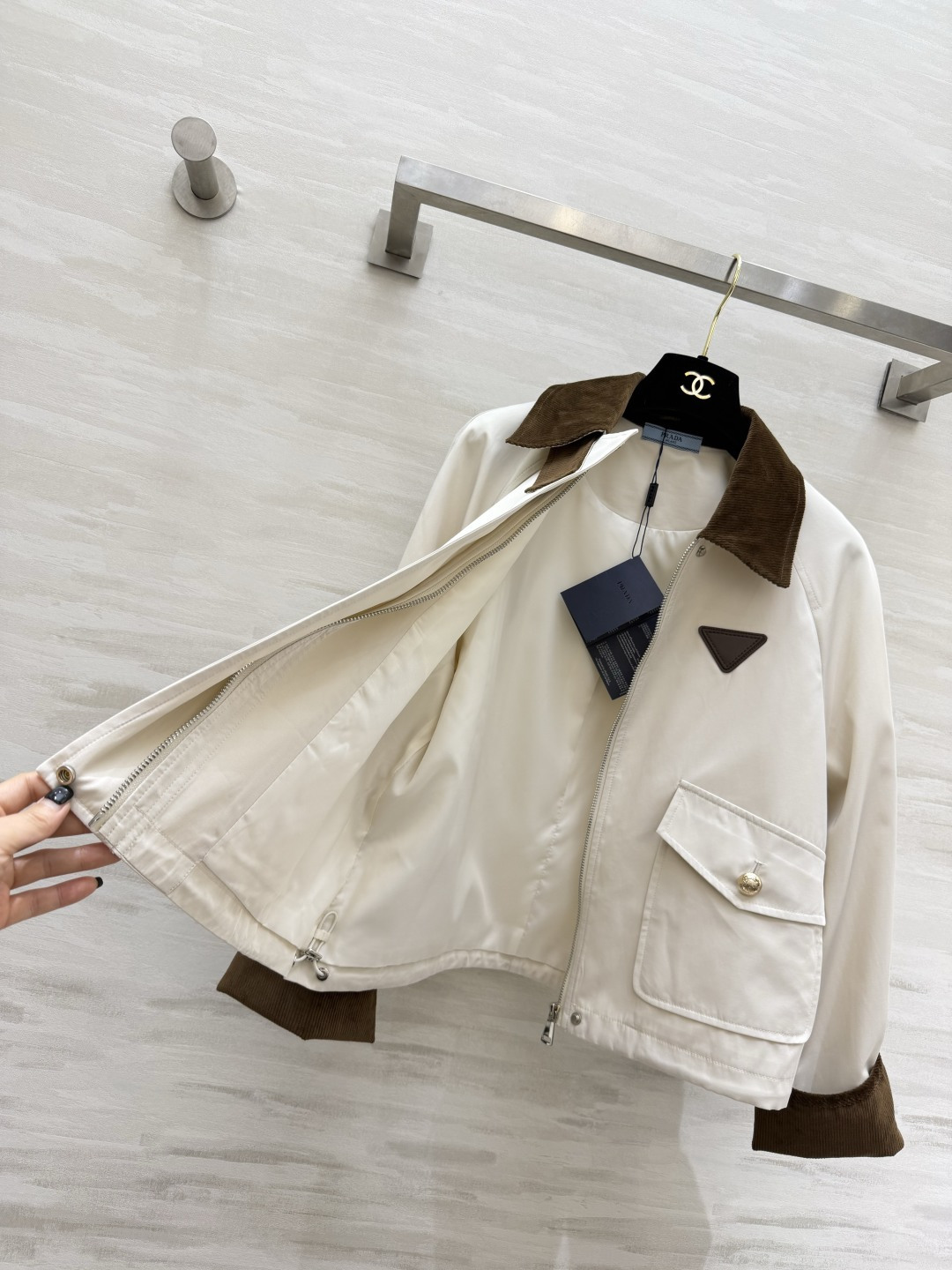 #Prad♡²⁶灯芯绒撞色夹克外套 复古与摩登的完美碰撞 奶白/卡其两色齐发！把老钱风焊在身上！灯芯绒翻