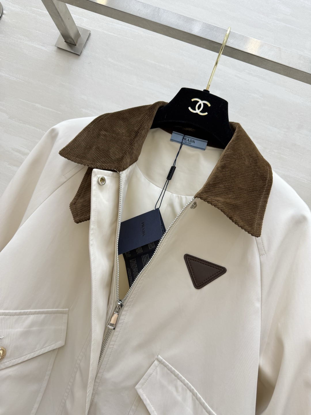 #Prad♡²⁶灯芯绒撞色夹克外套 复古与摩登的完美碰撞 奶白/卡其两色齐发！把老钱风焊在身上！灯芯绒翻