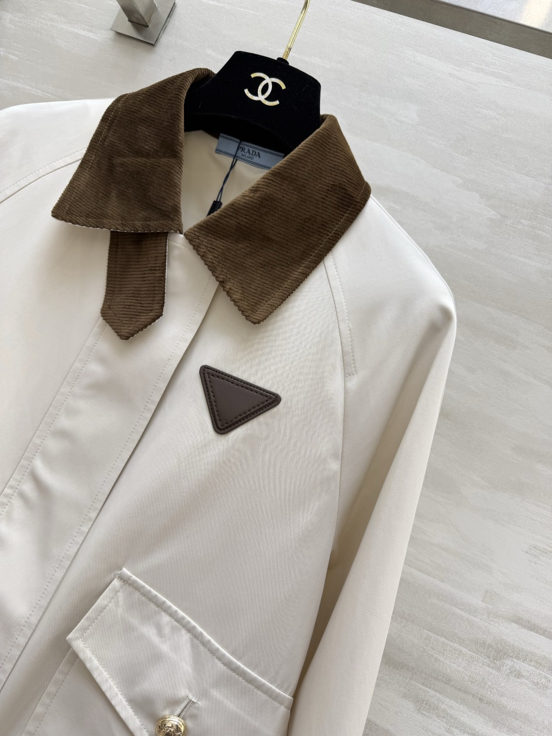 #Prad♡²⁶灯芯绒撞色夹克外套 复古与摩登的完美碰撞 奶白/卡其两色齐发！把老钱风焊在身上！灯芯绒翻