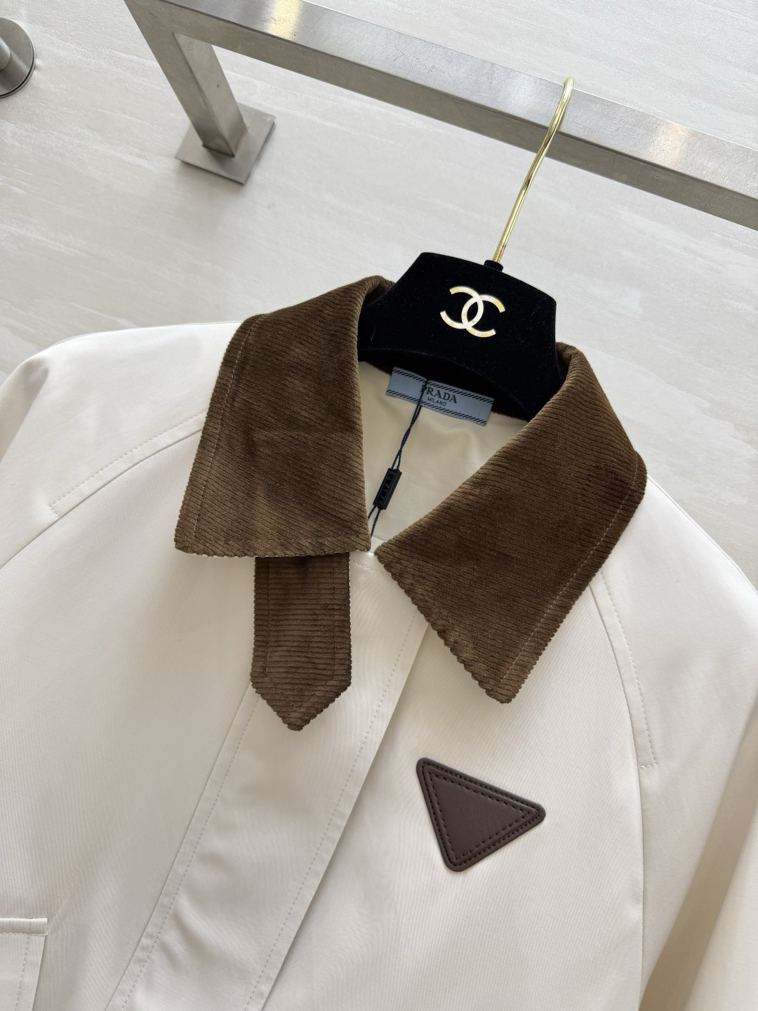 #Prad♡²⁶灯芯绒撞色夹克外套 复古与摩登的完美碰撞 奶白/卡其两色齐发！把老钱风焊在身上！灯芯绒翻