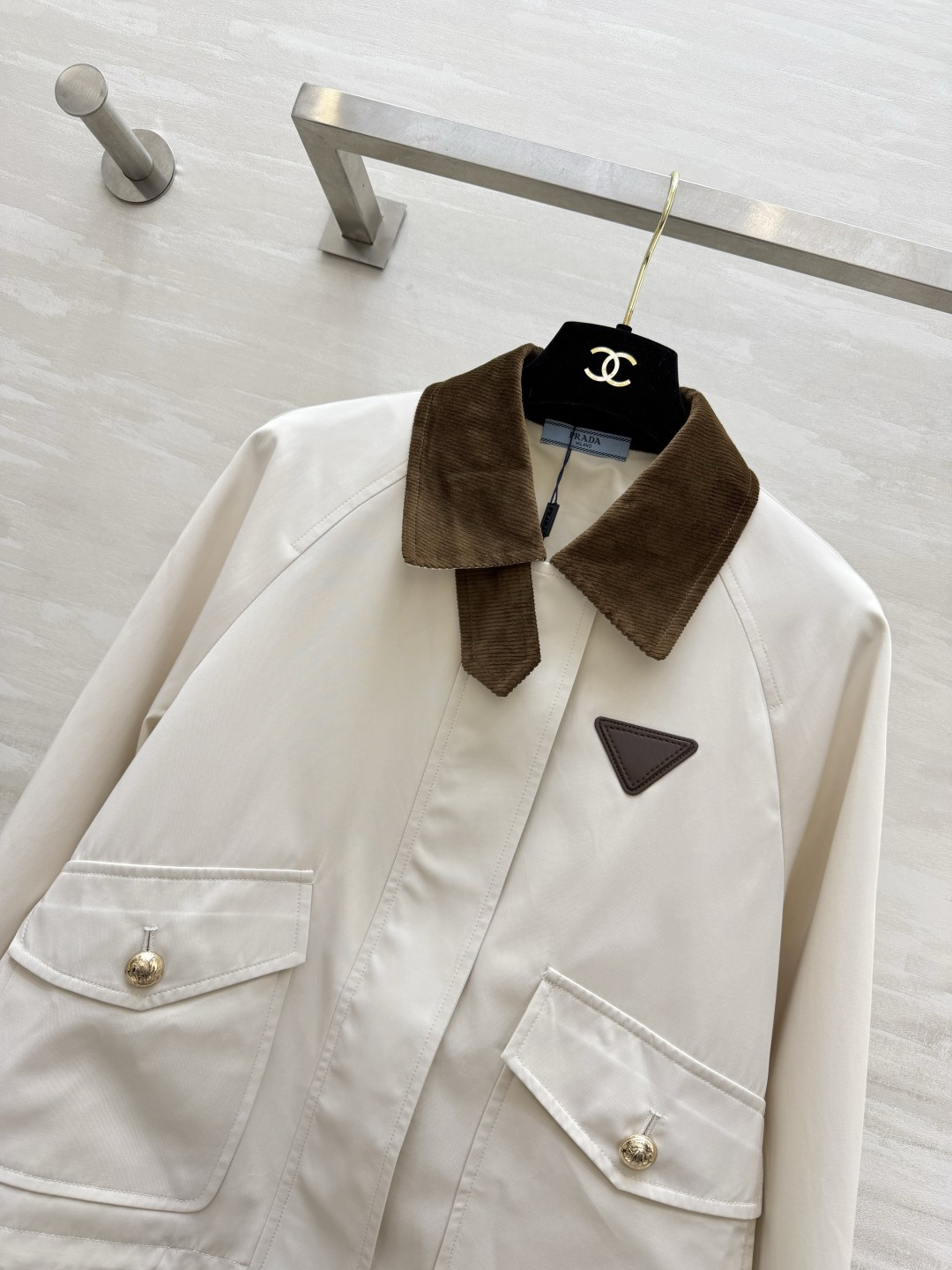 #Prad♡²⁶灯芯绒撞色夹克外套 复古与摩登的完美碰撞 奶白/卡其两色齐发！把老钱风焊在身上！灯芯绒翻