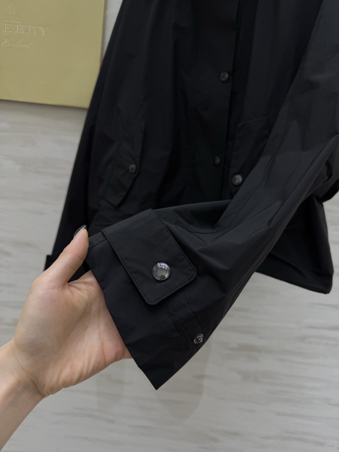 #Burberr♡²⁶三色连帽冲锋衣 英伦风春夏刚需！米白/浅绿/经典黑 承包一整个季节的穿搭 轻量防风