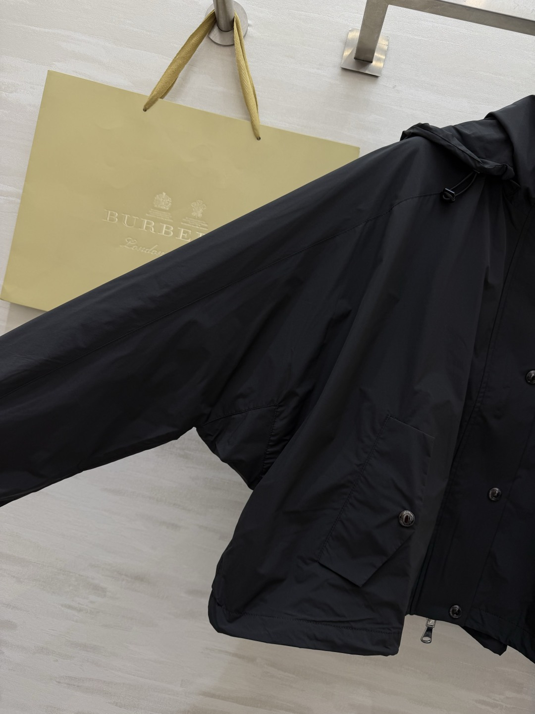 #Burberr♡²⁶三色连帽冲锋衣 英伦风春夏刚需！米白/浅绿/经典黑 承包一整个季节的穿搭 轻量防风