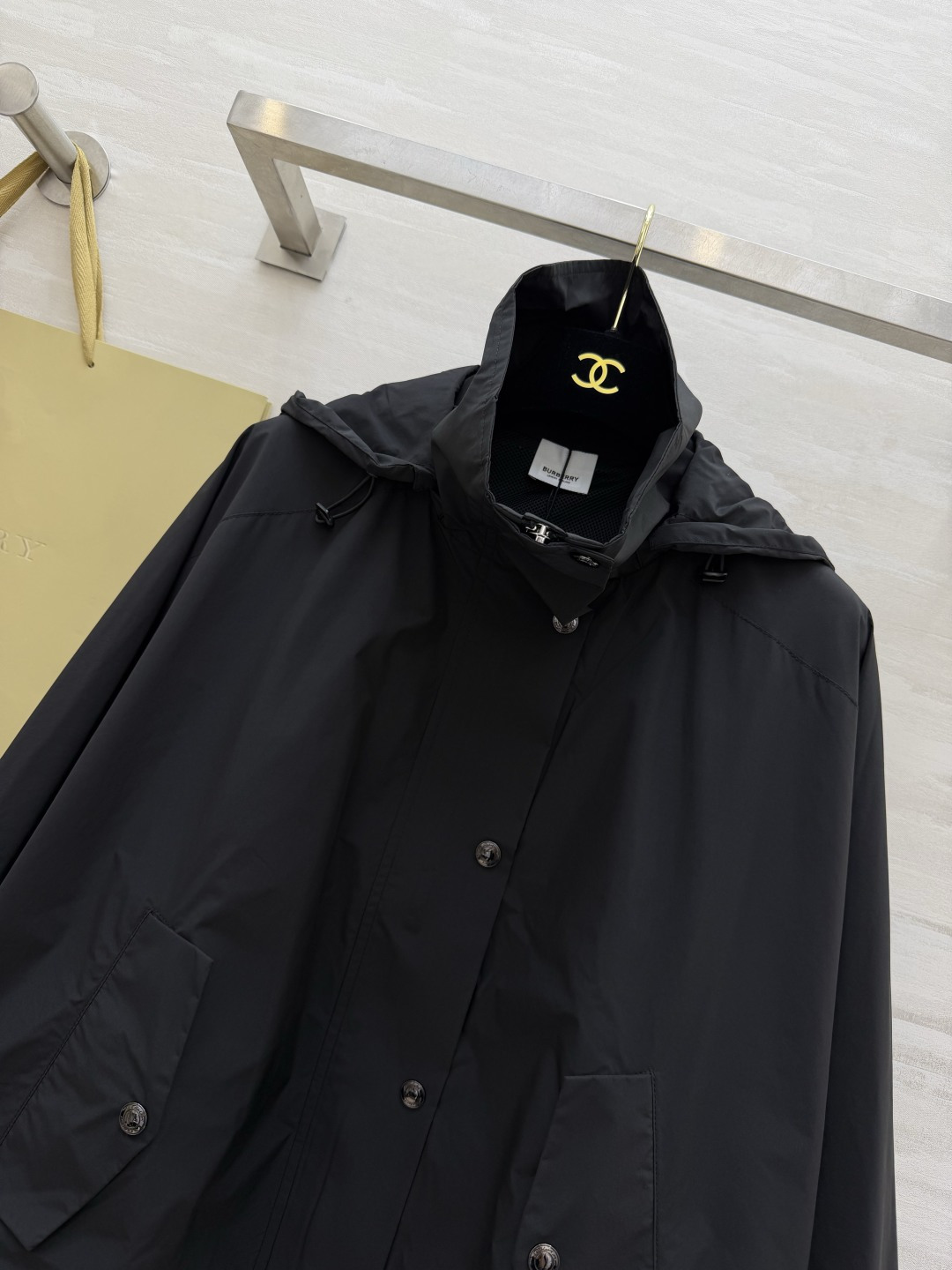 #Burberr♡²⁶三色连帽冲锋衣 英伦风春夏刚需！米白/浅绿/经典黑 承包一整个季节的穿搭 轻量防风