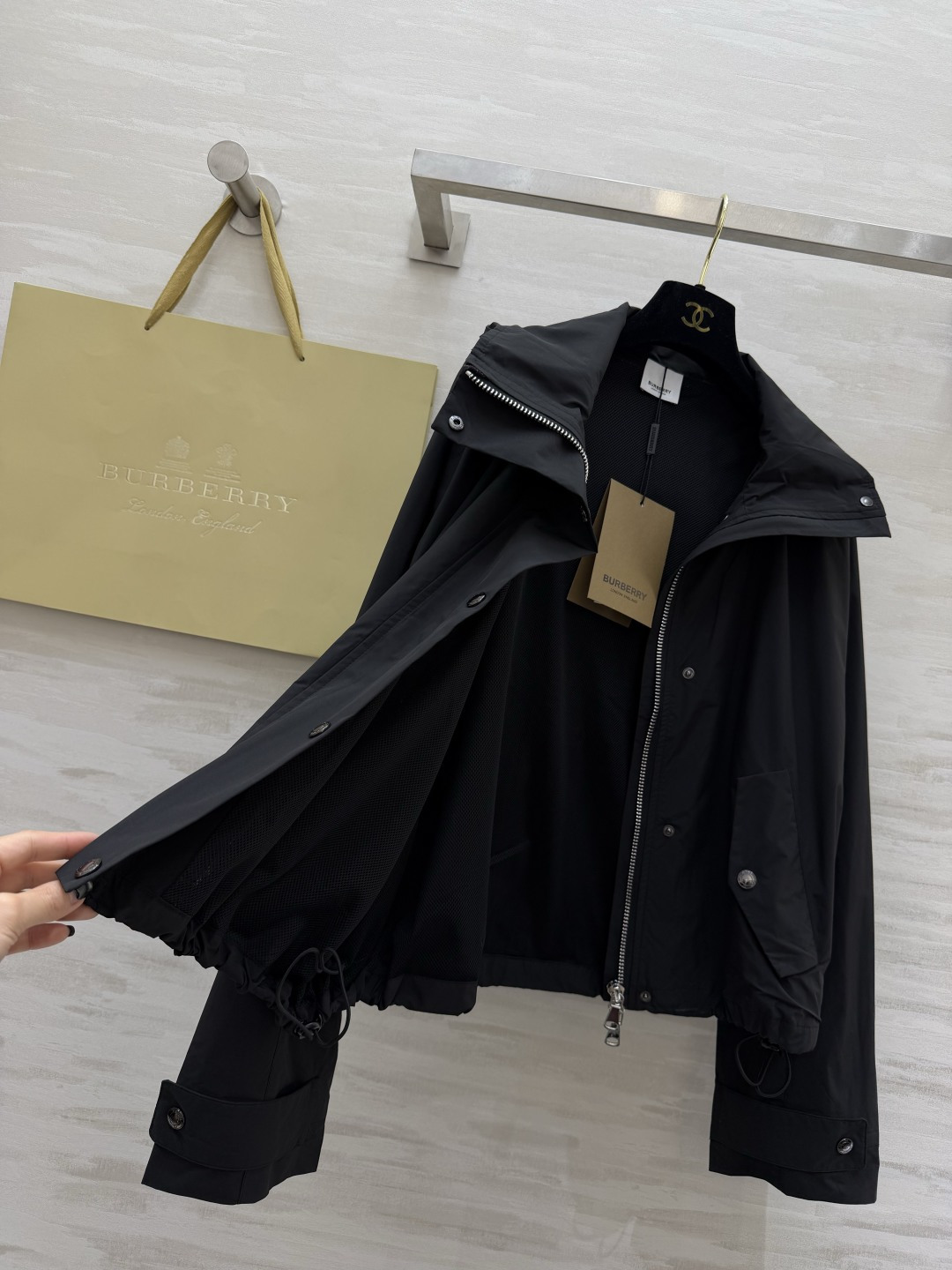 #Burberr♡²⁶三色连帽冲锋衣 英伦风春夏刚需！米白/浅绿/经典黑 承包一整个季节的穿搭 轻量防风