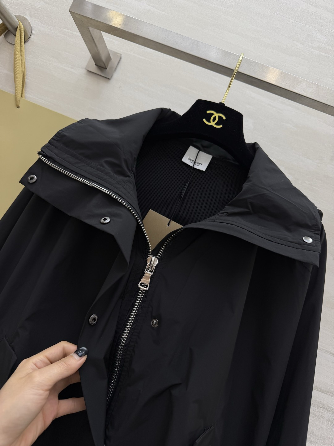 #Burberr♡²⁶三色连帽冲锋衣 英伦风春夏刚需！米白/浅绿/经典黑 承包一整个季节的穿搭 轻量防风