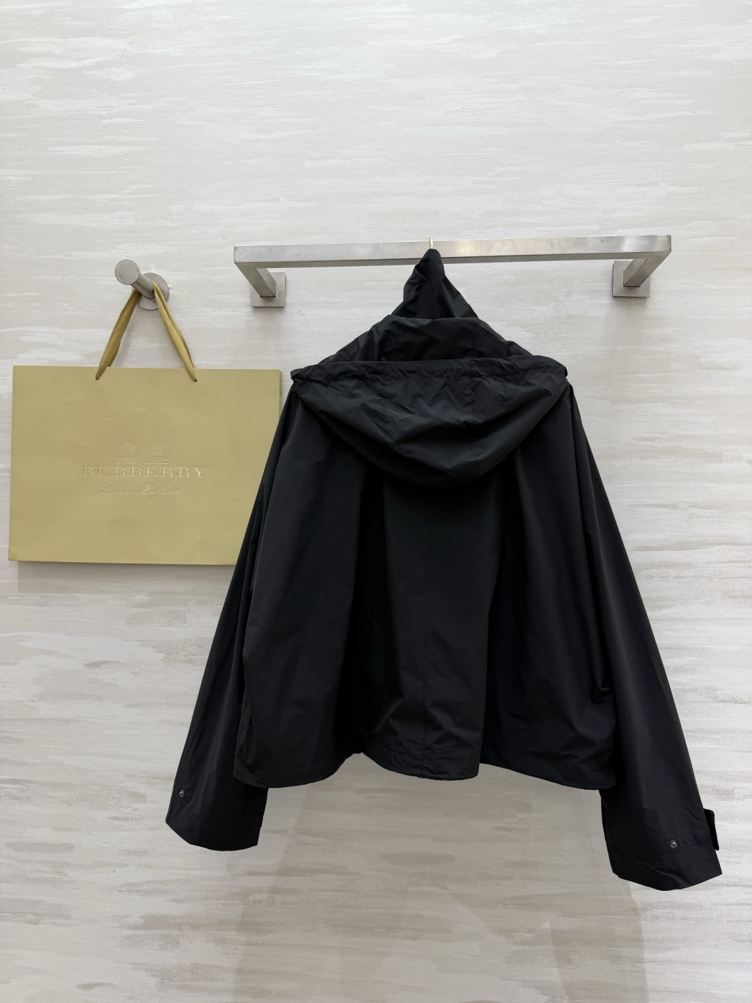 #Burberr♡²⁶三色连帽冲锋衣 英伦风春夏刚需！米白/浅绿/经典黑 承包一整个季节的穿搭 轻量防风