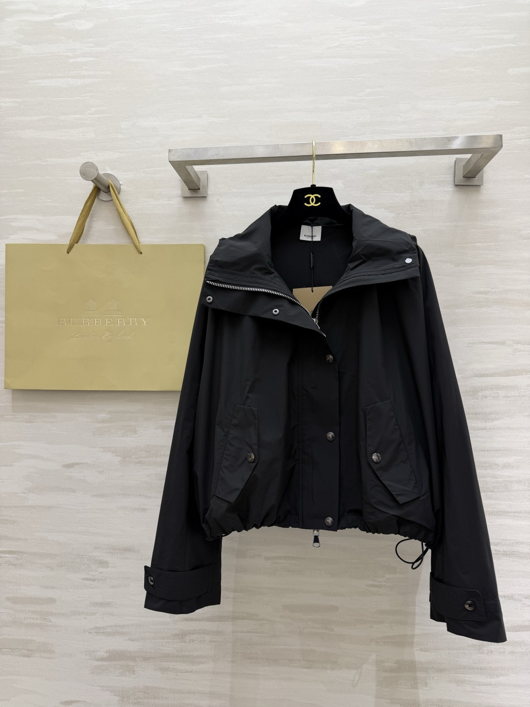 #Burberr♡²⁶三色连帽冲锋衣 英伦风春夏刚需！米白/浅绿/经典黑 承包一整个季节的穿搭 轻量防风
