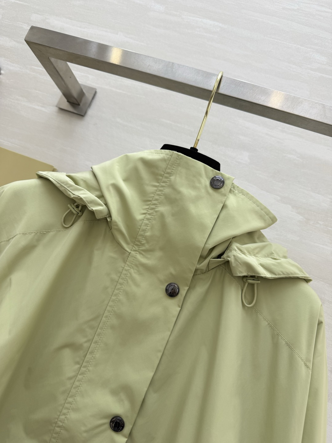 #Burberr♡²⁶三色连帽冲锋衣 英伦风春夏刚需！米白/浅绿/经典黑 承包一整个季节的穿搭 轻量防风