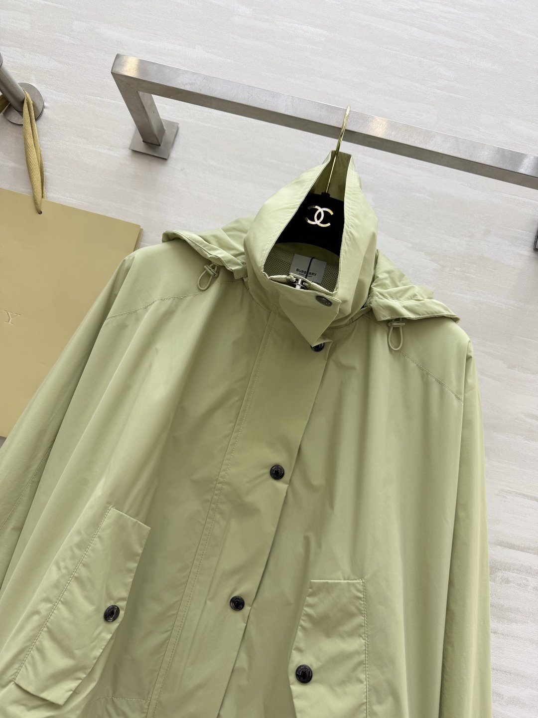 #Burberr♡²⁶三色连帽冲锋衣 英伦风春夏刚需！米白/浅绿/经典黑 承包一整个季节的穿搭 轻量防风