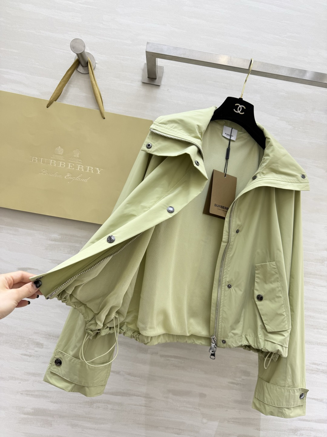 #Burberr♡²⁶三色连帽冲锋衣 英伦风春夏刚需！米白/浅绿/经典黑 承包一整个季节的穿搭 轻量防风