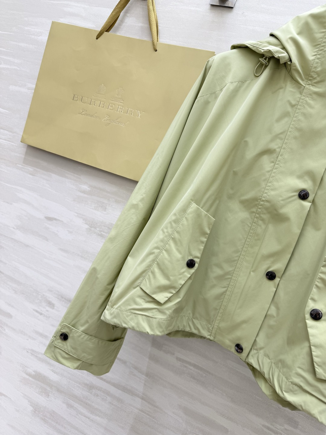 #Burberr♡²⁶三色连帽冲锋衣 英伦风春夏刚需！米白/浅绿/经典黑 承包一整个季节的穿搭 轻量防风