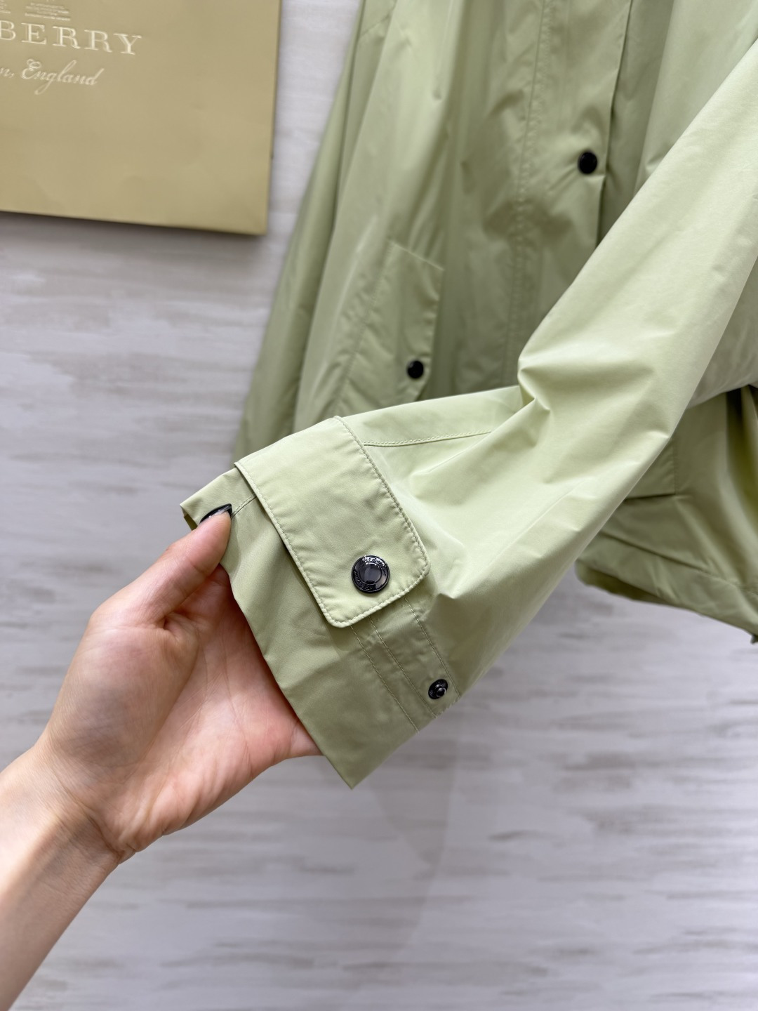 #Burberr♡²⁶三色连帽冲锋衣 英伦风春夏刚需！米白/浅绿/经典黑 承包一整个季节的穿搭 轻量防风
