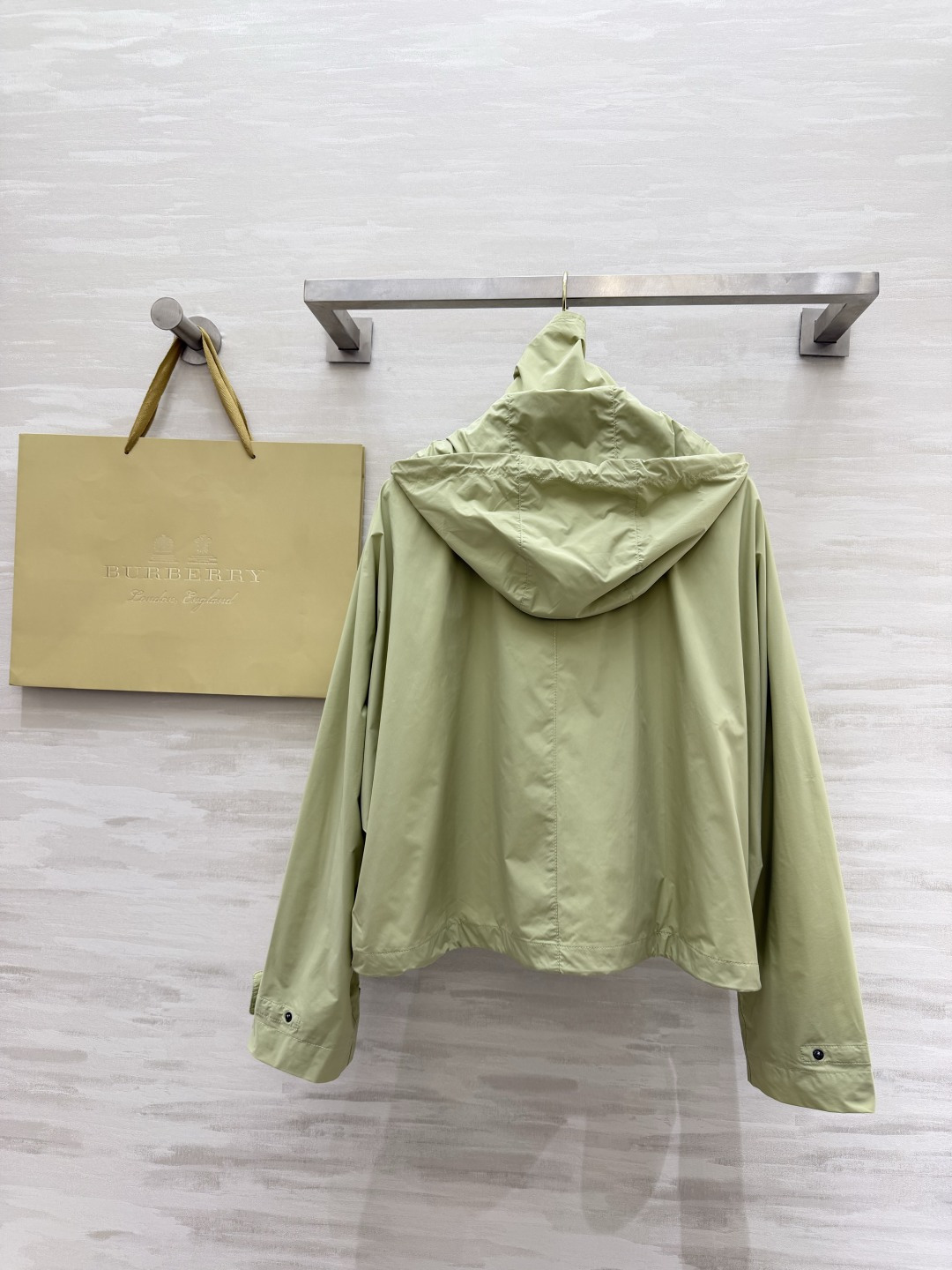 #Burberr♡²⁶三色连帽冲锋衣 英伦风春夏刚需！米白/浅绿/经典黑 承包一整个季节的穿搭 轻量防风