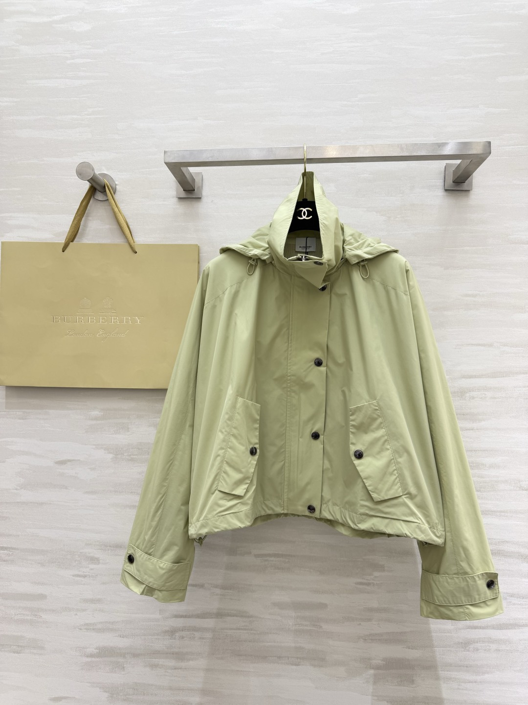 #Burberr♡²⁶三色连帽冲锋衣 英伦风春夏刚需！米白/浅绿/经典黑 承包一整个季节的穿搭 轻量防风
