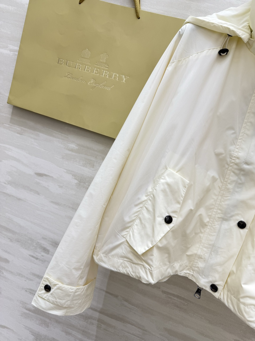 #Burberr♡²⁶三色连帽冲锋衣 英伦风春夏刚需！米白/浅绿/经典黑 承包一整个季节的穿搭 轻量防风