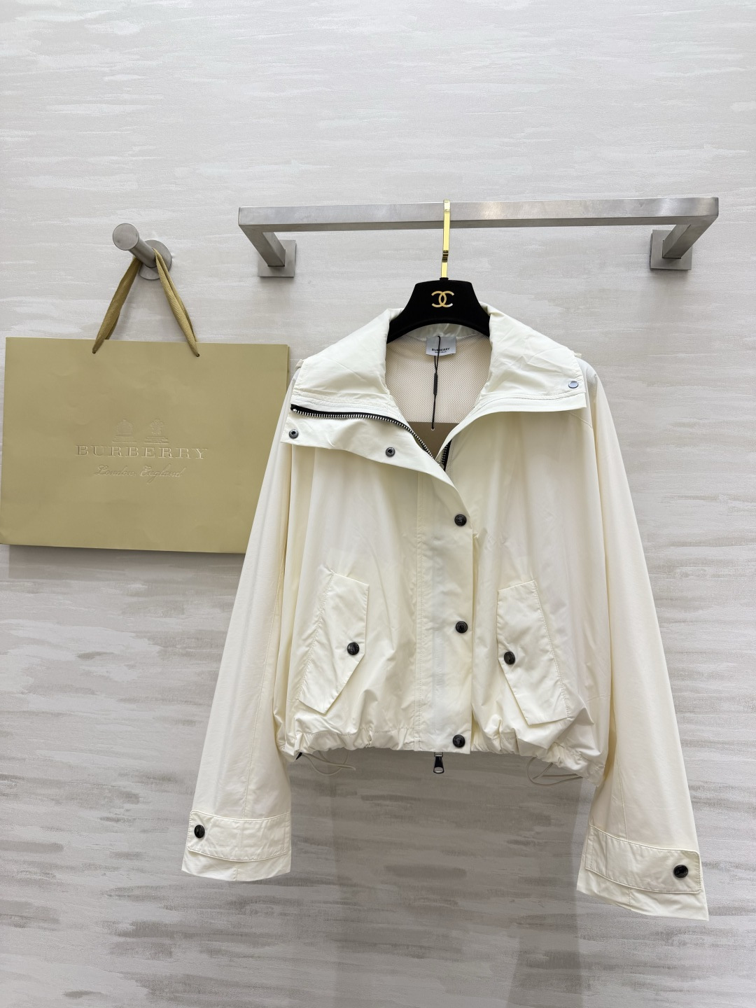 #Burberr♡²⁶三色连帽冲锋衣 英伦风春夏刚需！米白/浅绿/经典黑 承包一整个季节的穿搭 轻量防风