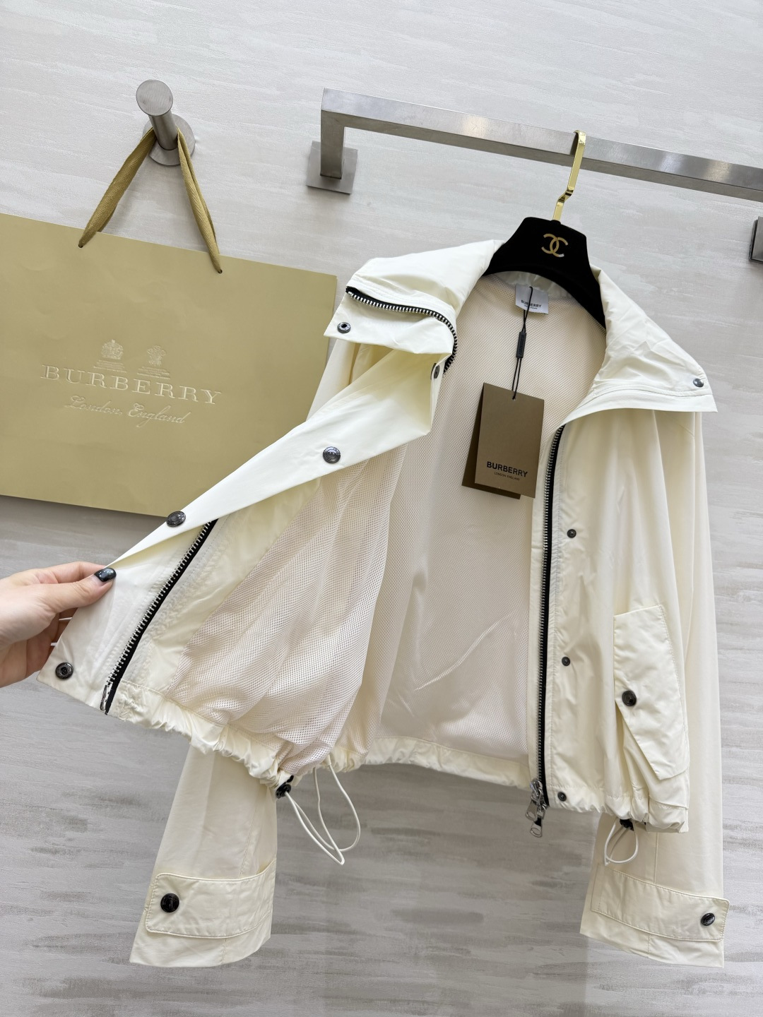 #Burberr♡²⁶三色连帽冲锋衣 英伦风春夏刚需！米白/浅绿/经典黑 承包一整个季节的穿搭 轻量防风