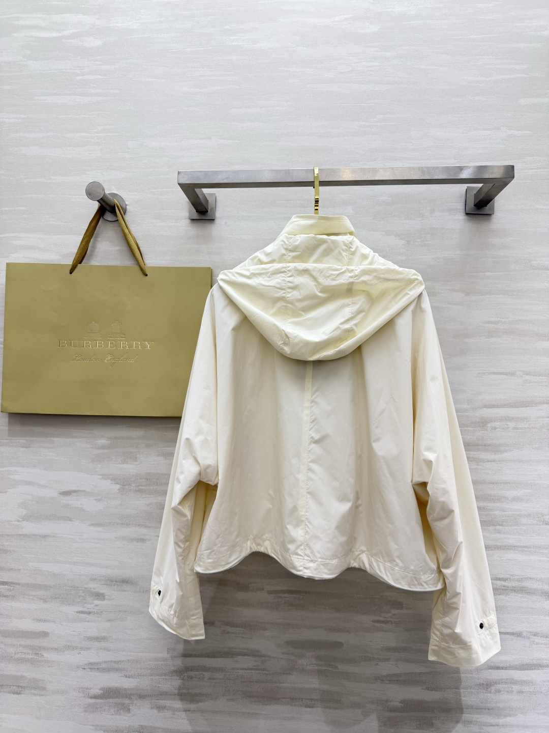 #Burberr♡²⁶三色连帽冲锋衣 英伦风春夏刚需！米白/浅绿/经典黑 承包一整个季节的穿搭 轻量防风