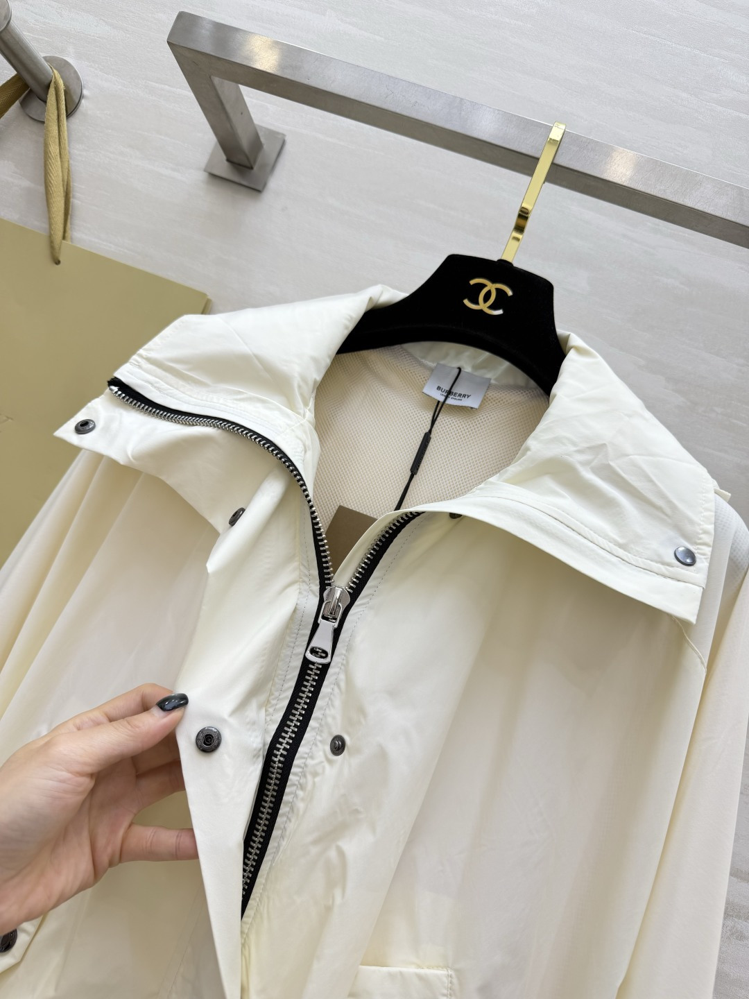 #Burberr♡²⁶三色连帽冲锋衣 英伦风春夏刚需！米白/浅绿/经典黑 承包一整个季节的穿搭 轻量防风